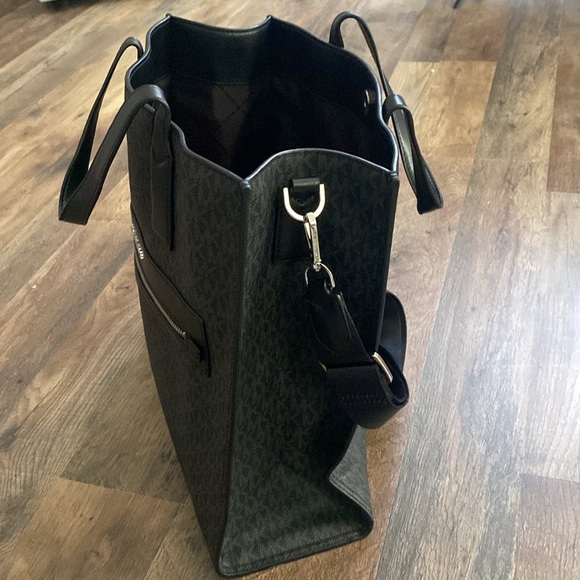 Michael Michael Kors
KENLY LARGE LOGO TOTE BAG - Picture 4 of 6